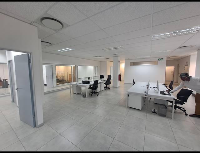 279M² OFFICE TO LET IN SANDHURST
